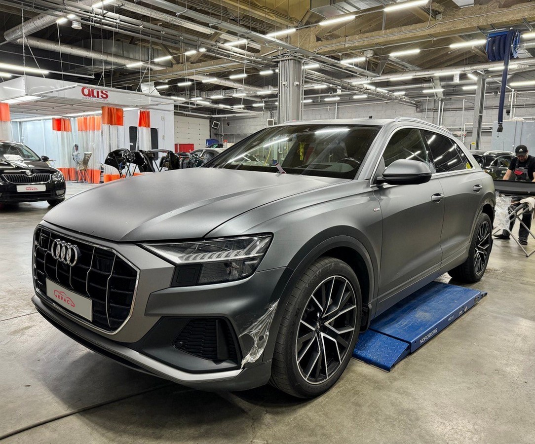 Audi на фоне европейских/азиатских транзитных номеров
